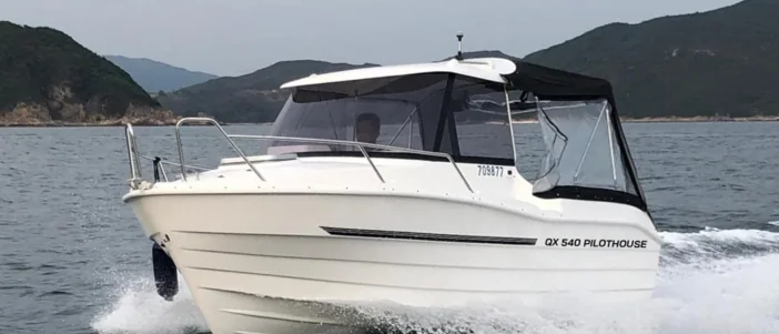 QX 540 Pilothouse op het water