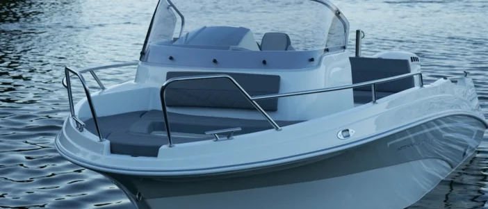 QX 556 Space Deck op het water