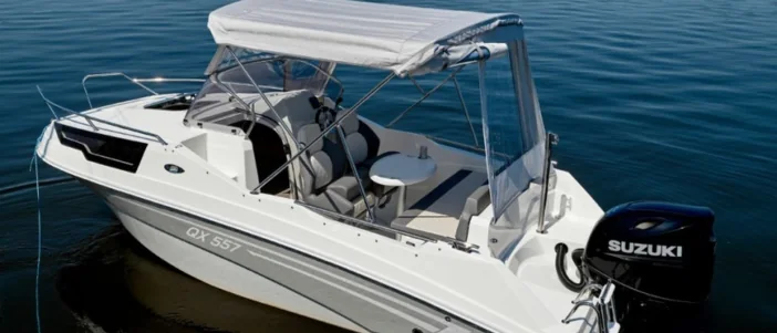 QX 557 Cabin op het water