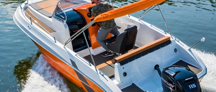 QX 563 Sundeck op het water