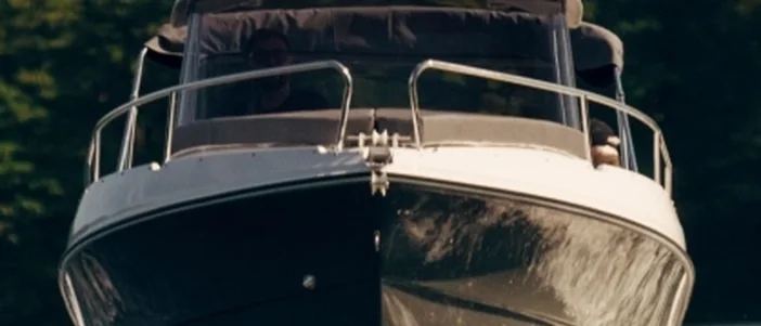 QX 595 Pilothouse op het water