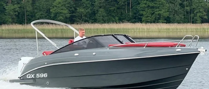 QX 596 Cruiser op het water