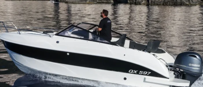 QX 597 Bowrider op het water