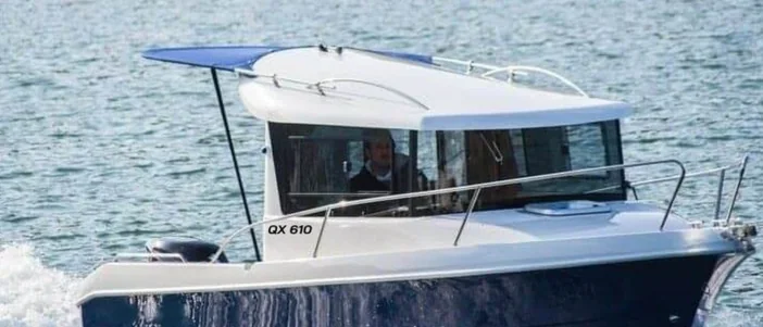 QX 610 Pilothouse op het water