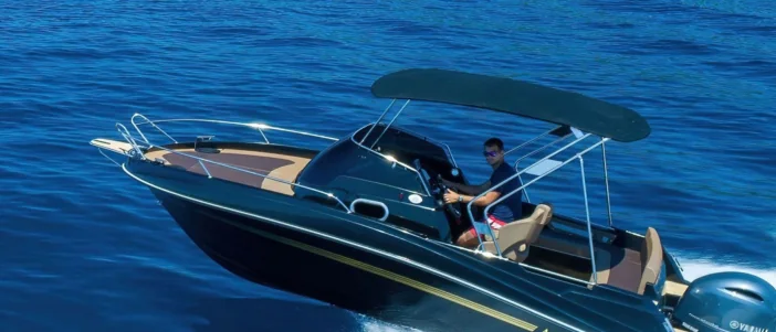 QX 620 Sundeck op het water