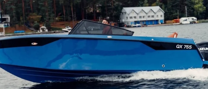 QX 755 Bowrider op het water