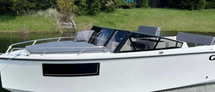 QX 760 Cruiser op het water
