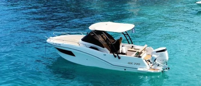 QX 770 Sundeck op het water