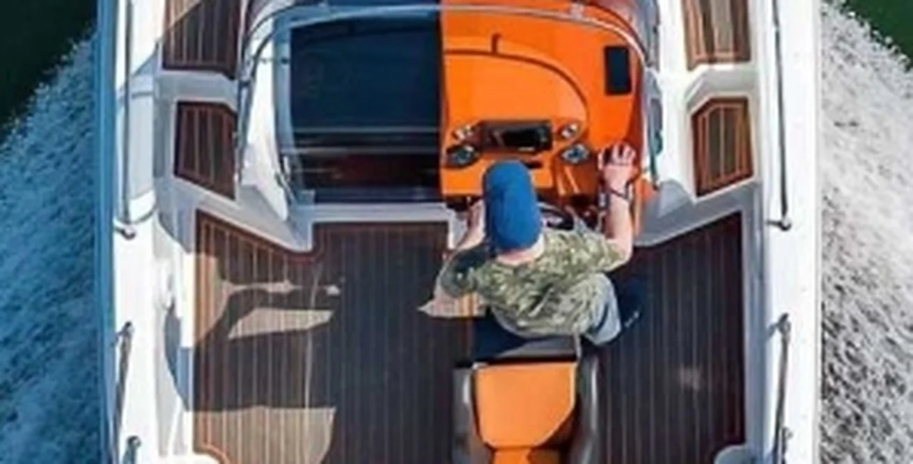 QX 563 Sundeck — zonnedek