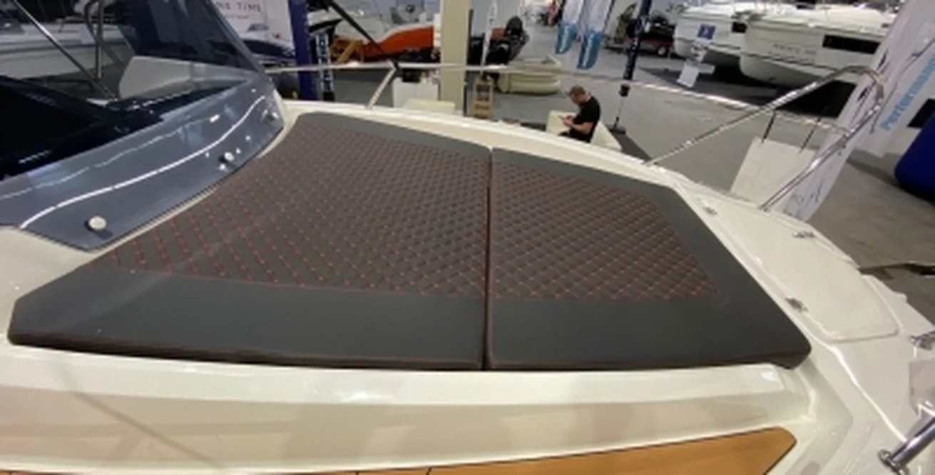 QX 563 Sundeck — afsluitbare kajuit