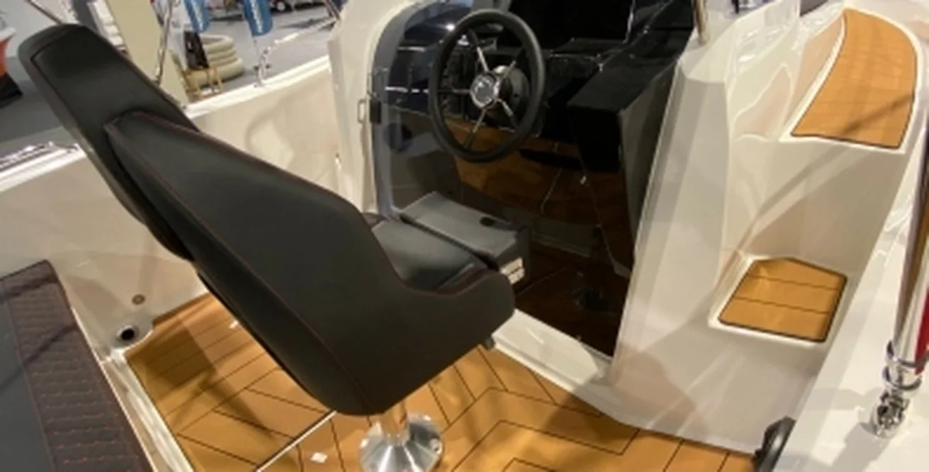 QX 563 Sundeck — details aan boord
