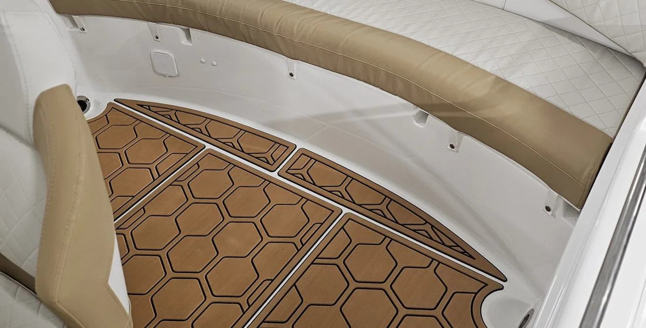 QX 570 Sundeck — open cockpit
