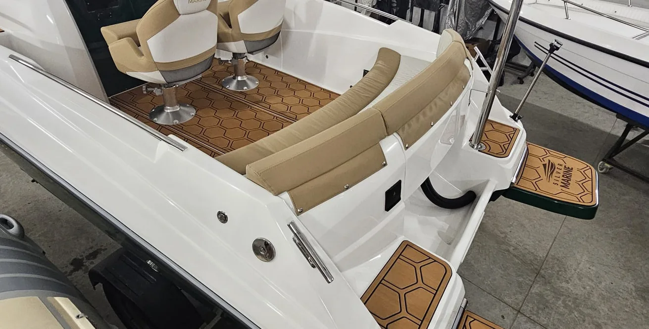 QX 570 Sundeck — details aan boord