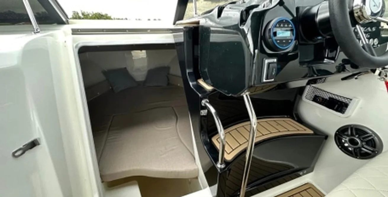 QX 596 Cruiser — pantry