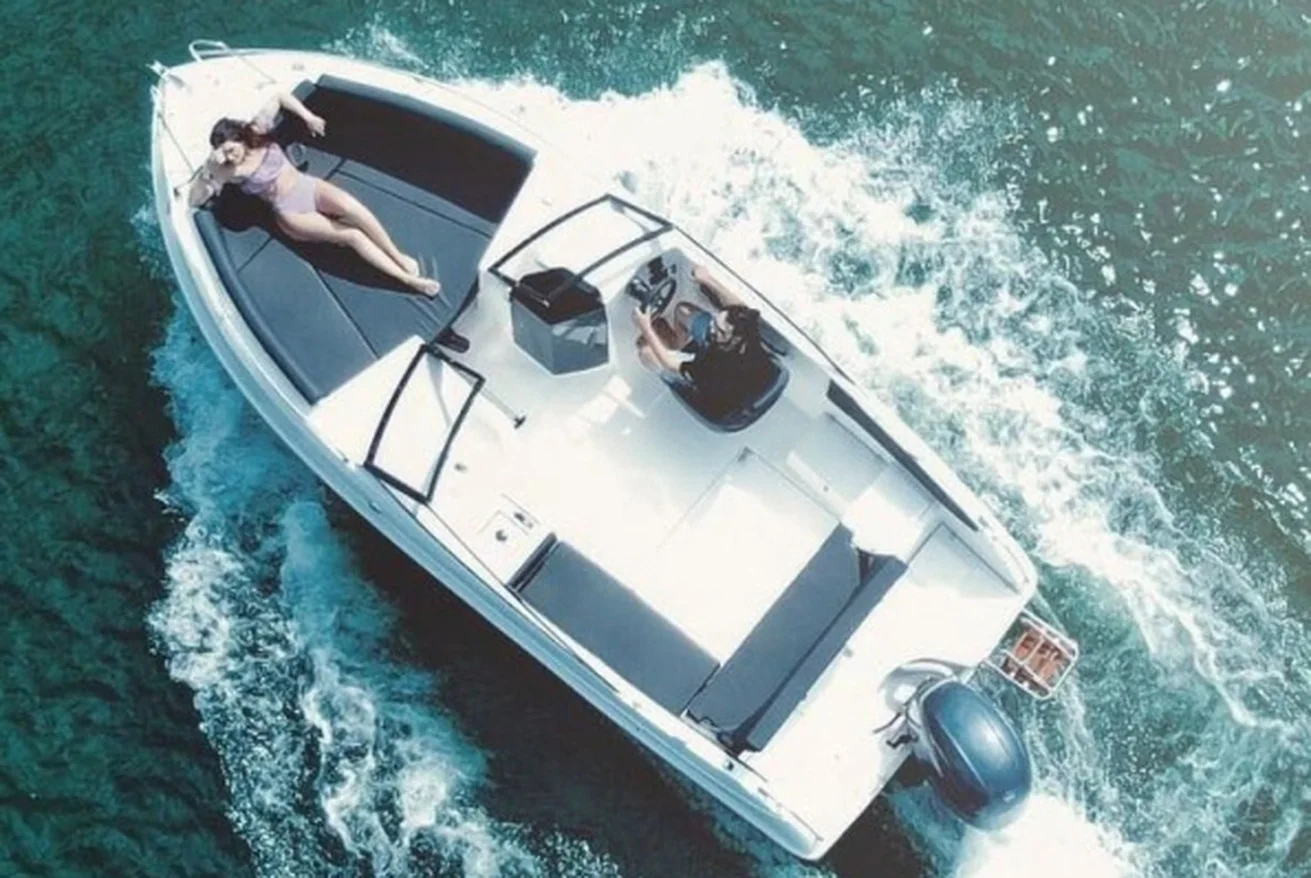QX 597 Bowrider — open boeg