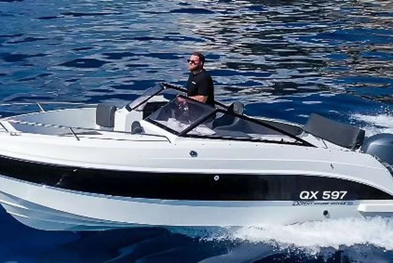 QX 597 Bowrider — cockpit