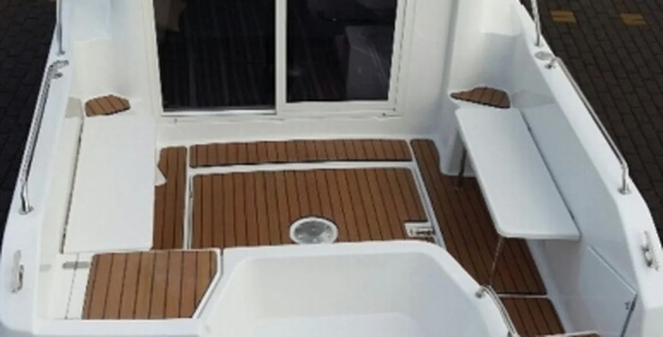 QX 610 Pilothouse — details aan boord