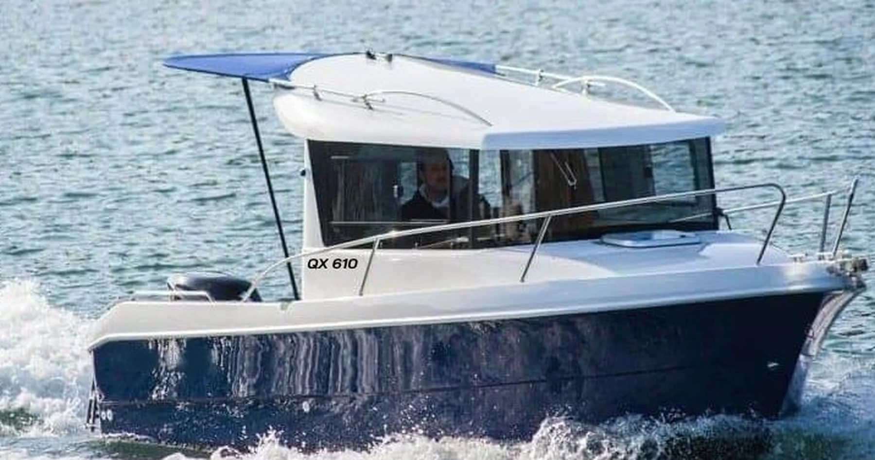 QX 610 Pilothouse varend op open water