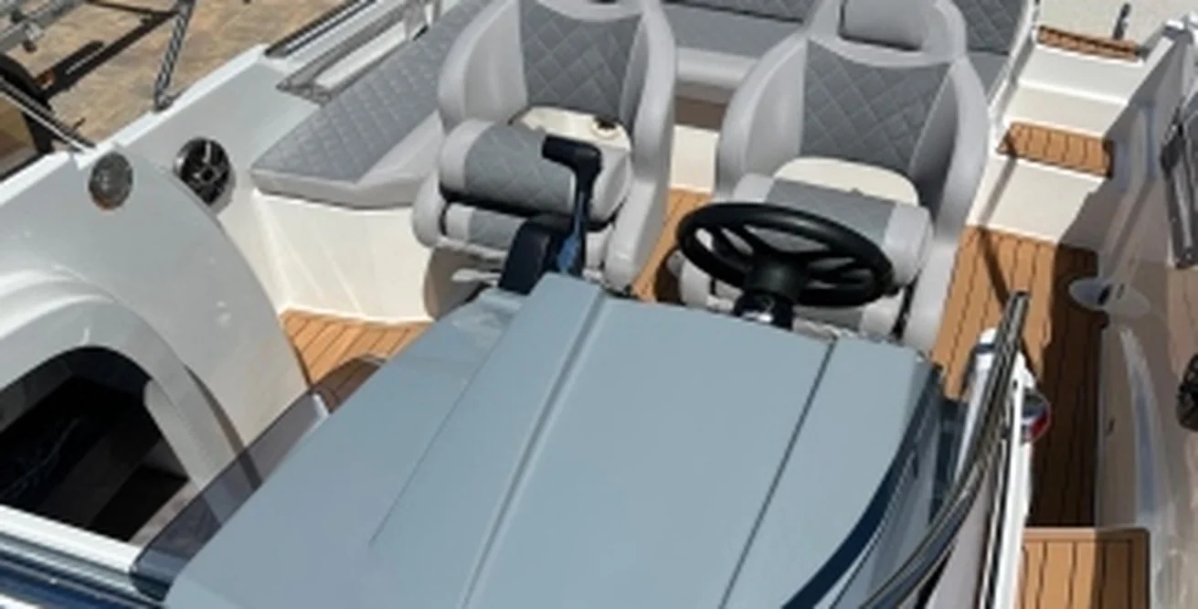 QX 620 Sundeck — ruime cockpit