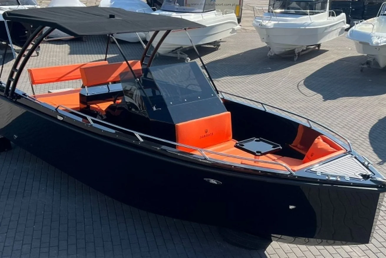 QX 750 Open — compacte kajuit