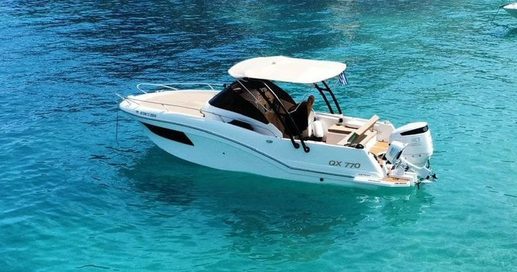 QX 770 Sundeck op helder water