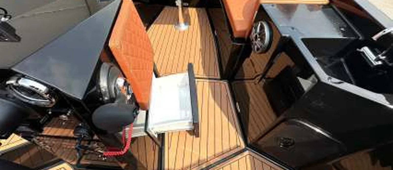 QXT 575 Open — details aan boord