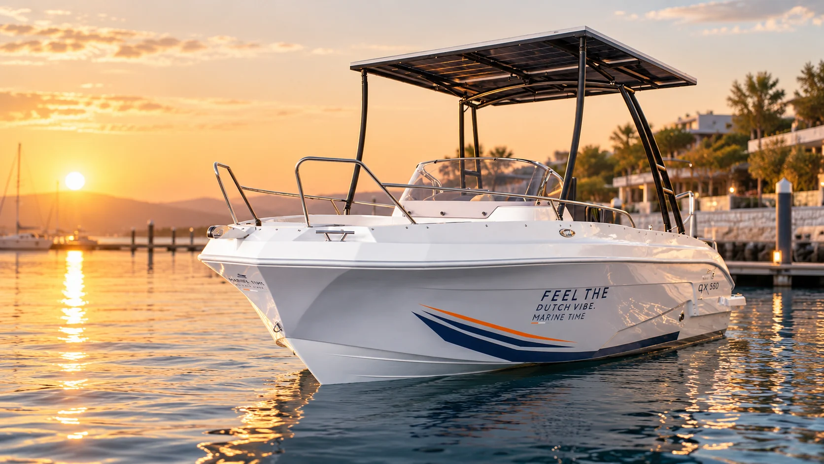 MarineTime-boot met zonneoverkapping op rustig water bij zonsondergang